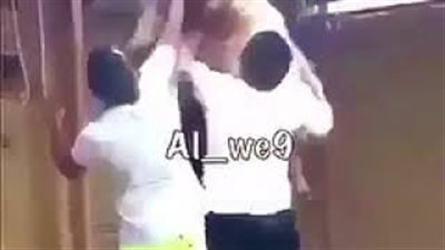 بالفيديو.. خروف يضع ثلاثة شباب في موقف محرج