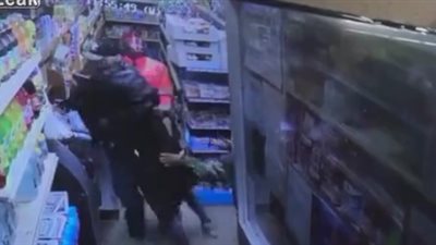 سيدة مخمورة تطعن أحد المحاربين القدامي وتصفه بالعنصري (فيديو)