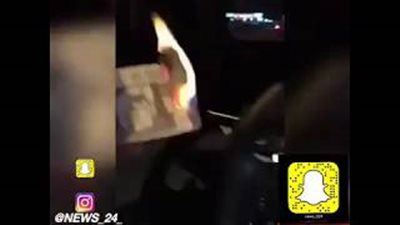 بالفيديو.. لحظة إشعال شاب النيران في 500 ريـال بالسعودية