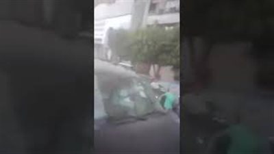 بالفيديو.. رد فعل مارة لحظة رمى سعودي الأموال عليهم من نافذة منزله