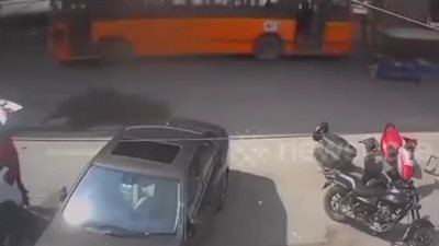 وفاة سيدة سقطت من أعلى أحد الطرق السريعة (فيديو)