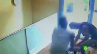 بالفيديو.. لحظة اعتداء لصين على عجوز وسرقته