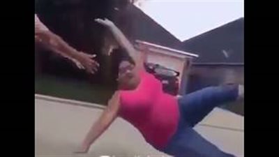 بالفيديو.. سقوط مروع لامرأة بدينة بسبب «الاسكوتر الذكي»