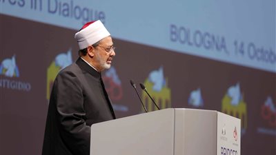 شيخ الأزهر من إيطاليا: نعلم طلابنا قيمة احترام ثقافات الشعوب وحرمة الاعتداء عليها.. لا يمكن أن يكون الإرهاب صنيعة قوم يؤمنون بالدين وبتعاليمه.. وأشكر البابا فرنسيس على اهتمامه بالفقراء والبؤساء