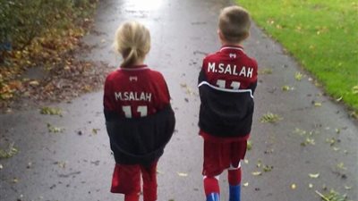 الأطفال يتزينون بقميص محمد صلاح في شوارع ليفربول