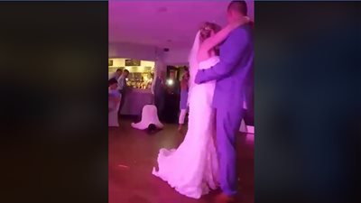 رقص شاب يصدم عروسين في حفل زفافهما (فيديو)