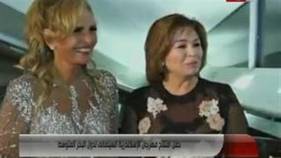 «يسرا وإلهام» تتبادلان القبلات بمهرجان الإسكندرية السينمائي