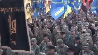 آلاف القوميين يتظاهرون في أوكرانيا تمجيدا للنازية (فيديو)