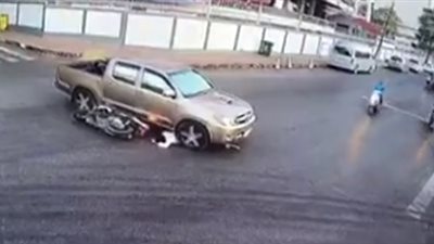 نجاة سائق دراجة نارية من الموت بعد الانزلاق تحت سيارة (فيديو)