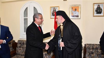محافظ الفيوم يزور الكنيستين الإنجيلية والكاثوليكية لتقديم التهنئة بعيد الميلاد | صور