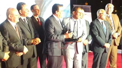 وزير التعليم العالي يهدي درع التميز لرئيس جامعة أسوان (صور)