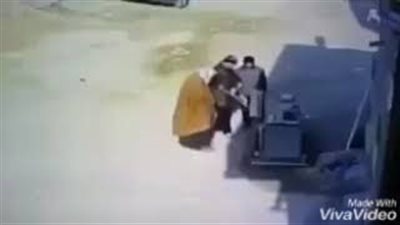 بالفيديو.. لحظة نجاة رجل من الموت بأعجوبة سحبته ماكينة