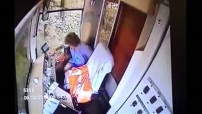 انشغال سائقة ترام بهاتفها يتسبب في حادث مروع (فيديو)