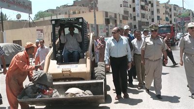 محافظ سوهاج يصرف نصف شهر مكافأة لعمال النظافة لحي شرق وغرب