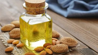 زيت اللوز المر والزبادى ليدين ناعمتين وخالية من التشققات
