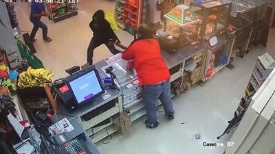 بالفيديو والصور.. شجاعة عامل في مواجهة حرامي تجبره على الفرار