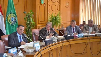 محافظ الإسماعيلية يناقش استعدادات لبدء موسم حصاد وتوريد القمح