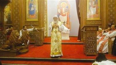 مطران المنيا يلقي عظة 