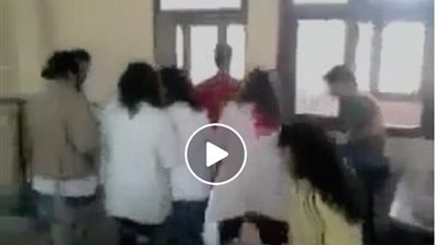 بالفيديو.. شاهد ماذا فعل الطلاب مع معلمة بعد حبسها داخل الفصل