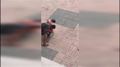 بالفيديو.. لقطات صادمة للحظة اعتداء لص على رجل عجوز بطريقة وحشية