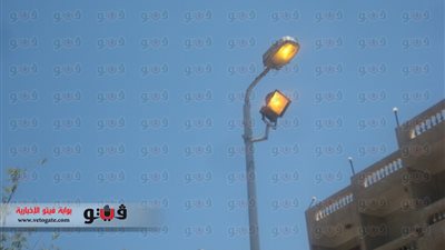 بالفيديو والصور.. أعمدة الكهرباء مضاءة نهارًا أمام مسجد الدهار بالغردقة