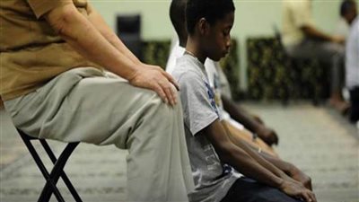 حكم الصلاة على الكراسي فى وسط المسجد.. والكيفية الصحيحة لذلك