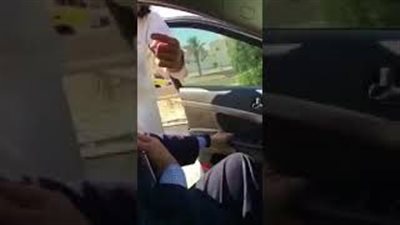 شاب يهاجم سيارة بسكين في السعودية (فيديو)