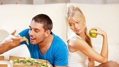 خبير تغذية يكشف أسباب زيادة الوزن بعد الزواج