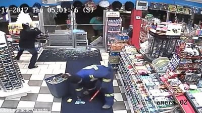 بالفيديو والصور.. عامل متجر يظهر بطولة غير متوقعة في مواجهة لصين