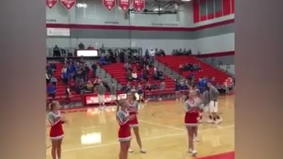 سقطات مروعة لفتيات التشجيع أمام الجمهور (فيديو)