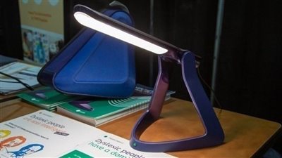 مصباح ذكي لمساعدة الذين يعانون من صعوبة القراءة