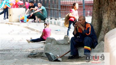 بالصور.. عمال النظافة بحديقة الحيوان في العيد «جنود مجهولون»