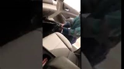 شاهد كيف أنقذ قائد سيارة عامل نظافة من غبار جدة (فيديو)