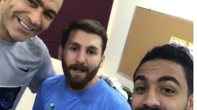 كهربا والحضري يلتقطان سيلفي مع شبيه ميسي