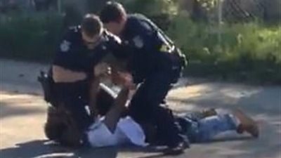 بالفيديو والصور.. اعتداء شرطي أمريكي على شاب أسود بشكل مروع