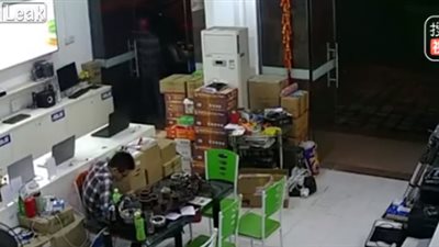 لص يستغل انشغال بائع بهاتفه لسرقة متجر (فيديو)