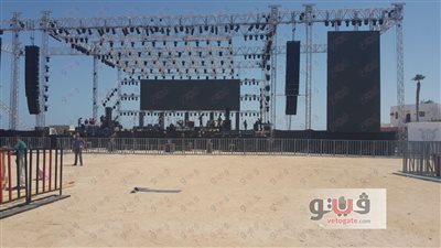 بالصور.. تجهيز مسرح ضخم استعدادا لحفل عمرو دياب بالغردقة