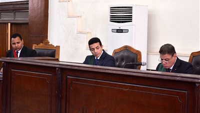 تأجيل محاكمة بديع والشاطر في «أحداث مكتب الإرشاد» للغد