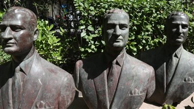 الثقافة تتسلم ٣ نسخ من تمثال برونزى للرئيس عبد الناصر من قطاع الأعمال