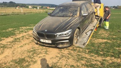 بالصور.. الطرق الوعرة تدمر سيارة بى إم دبليو الفاخرة