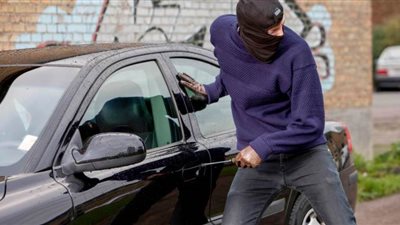 بعد نجاح عصابة في سرقة 17 سيارة بالمفتاح المصطنع.. أساليب اللصوص للاستيلاء على المركبات.. السلك المعدني الأخطر.. حيلة «البيض والتانك بينقط» الأقل شهرة.. الزر الخفي وجهاز IMMOBILIZER أبرز طرق