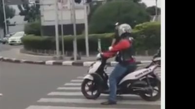 بالفيديو.. رد فعل غير متوقع لرجل لحظة تجاوز سائق إشارة المرور