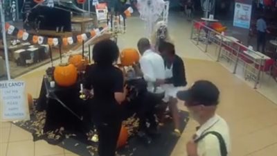 بالفيديو.. مجموعة من الأشخاص ينفذون مقلبا مرعبا بالمارة