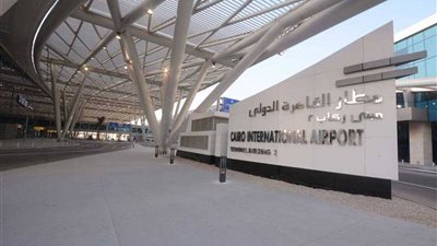 وصول 8 حالات يمنية إلى مطار القاهرة لتلقي العلاج