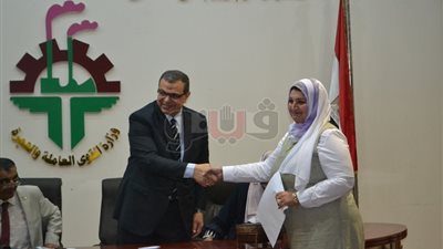 بالصور.. محمد سعفان يكرم 108 عمال من 32 شركة بشهادات استثمار