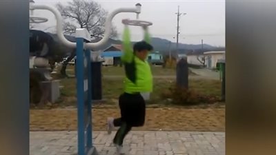 بالفيديو.. أشخاص يتعرضون لمواقف محرجة بسبب فقدان التوازن