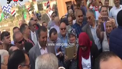 تلاميذ الدقهلية يستقبلون رئيس الوزراء بالورود (فيديو)