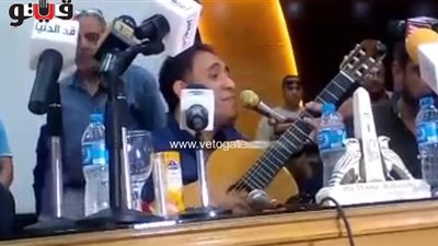 بالفيديو.. عمرو مصطفى يغني مقطعا حصريا من أغنيته الجديدة «كراكيب»