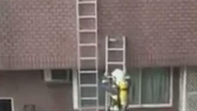 بالفيديو.. أغرب عملية إنقاذ فتاة من حريق