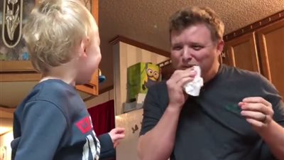 أب يخرج حبة مكرونة من أنف طفله بطريقة غريبة (فيديو)